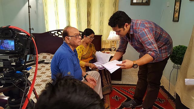 সৈয়দ হাসান ইমামকে ‘বাবা’ টেলিছবির দৃশ্য বুঝিয়ে দিচ্ছেন সম্রাট