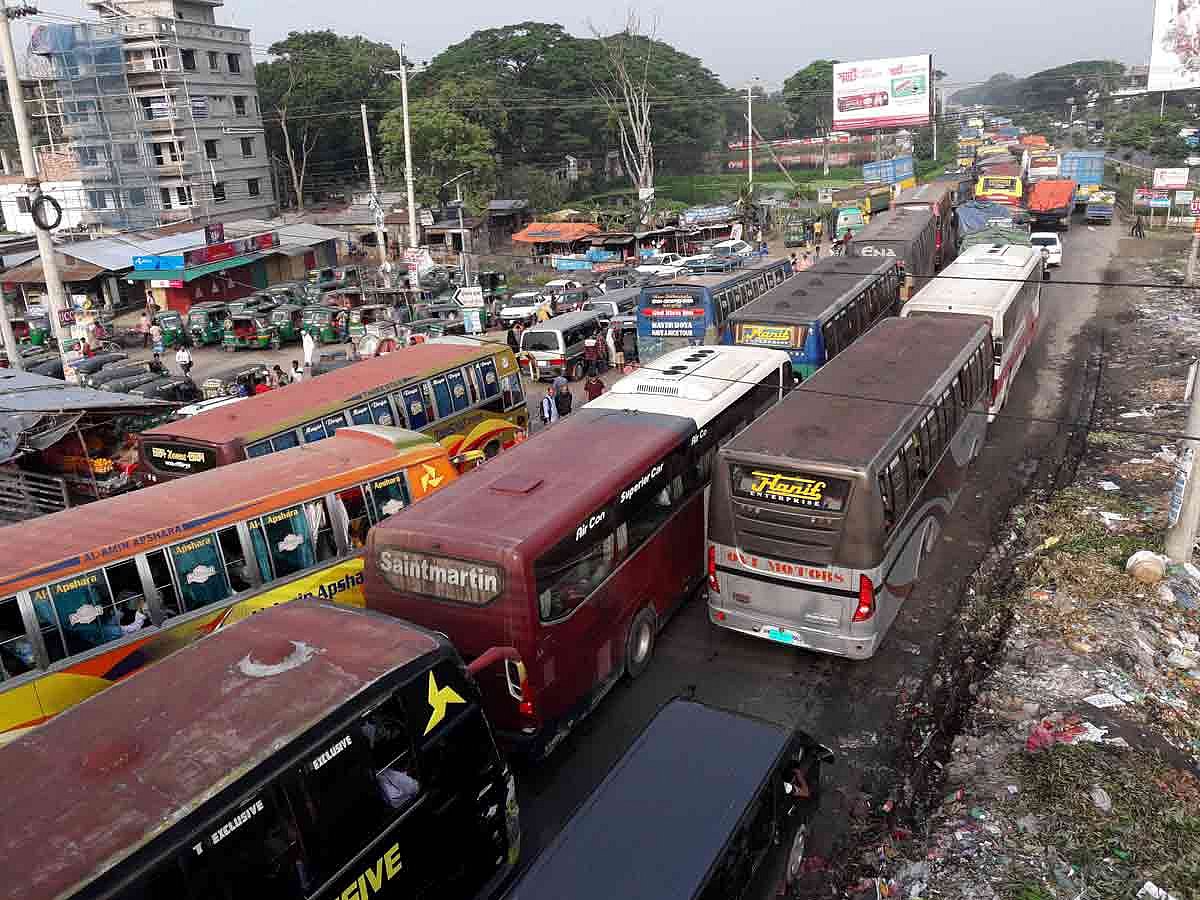 ঢাকা-চট্টগ্রাম মহাসড়কে তীব্র যানজট চলছে। আজ মঙ্গলবার সকালে মহাসড়কের কুমিল্লার দাউদকান্দির গৌরীপুর বাসস্ট্যান্ড এলাকা থেকে তোলা। ছবি: আবদুর রহমান ঢালী
