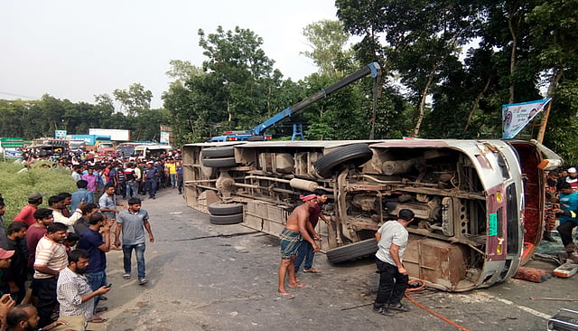 গাছের সঙ্গে ধাক্কা খেয়ে সাউদিয়া পরিবহনের এই বাসটি উল্টে যায়। এতে নিহত হন তিন যাত্রী। ঢাকা-আরিচা মহাসড়ক, ঘিওর, মানিকগঞ্জ, ১৫ মে। ছবি:  ছবি আব্দুল মোমিন