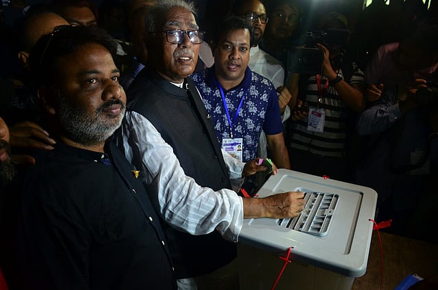 সরকারি পাইওনিয়ার বালিকা উচ্চবিদ্যালয় কেন্দ্রে ভোট দিচ্ছেন আওয়ামী লীগের মেয়র প্রার্থী তালুকদার আবদুল খালেক। সাউথ সেন্ট্রাল সড়ক, খুলনা, ১৫ মে। ছবি: প্রথম আলো