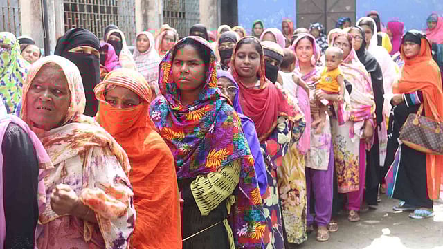 খুলনা সিটি করপোরেশন নির্বাচনের ভোট দিতে লাইনে দাঁড়িয়ে আছেন নারী ভোটারেরা। মানিকতলা আবু সুফিয়ান সরকারি প্রাথমিক বিদ্যালয়, খুলনা, ১৫ মে। ছবি: সাদ্দাম হোসেন