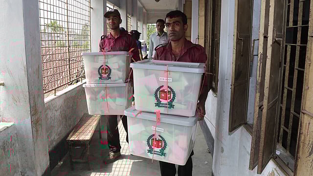 লবণচরা সরকারি প্রাথমিক বিদ্যালয় কেন্দ্রে ভোট গ্রহণের একপর্যায়ে নিয়ে যাওয়া হচ্ছে ব্যালট পেপার ভর্তি ব্যালট বাক্সগুলো। খুলনা, ১৫ মে। ছবি: সাজিদ হোসেন