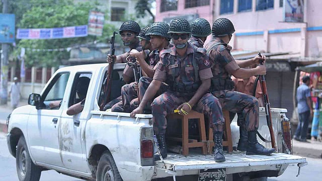 চলছে খুলনা সিটি করপোরেশন নির্বাচন। সড়কে বিজিবির টহল। টুটপাড়া, খুলনা, ১৫ মে। ছবি: সাইফুল ইসলাম