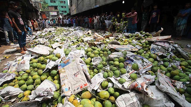 র‍্যাব-২, বিএসটিআই, নিরাপদ খাদ্য কর্তৃপক্ষ ও ঢাকা উত্তর সিটি করপোরেশনের একটি দল ঢাকার কারওয়ান বাজারে অভিযান চালিয়েছে। নির্বাহী হাকিম সারওয়ার আলমের নেতৃত্বে পরিচালিত অভিযানে প্রায় ৪শ মণ আম জব্দ করা হয়। স্বাস্থ্যের জন্য ক্ষতিকর কেমিক্যাল দিয়ে আম পাকানো হয়েছে বলে অভিযোগ উঠেছে। এই কাজের সঙ্গে যুক্ত ব্যক্তিদের বিভিন্ন মেয়াদে সাজা দেওয়া হয়। কারওয়ান বাজার, ঢাকা, ১৫ মে। ছবি: আবদুস সালাম