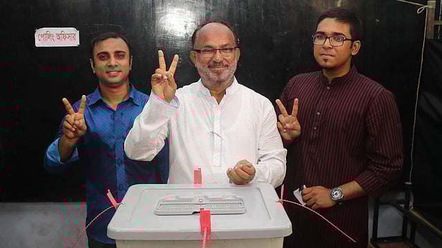 মিয়াপাড়া রহিমা সরকারি প্রাথমিক বিদ্যালয় কেন্দ্রে ভোট দিচ্ছেন বিএনপির মেয়র প্রার্থী নজরুল ইসলাম মঞ্জু। খুলনা, ১৫ মে। ছবি: সাজিদ হোসেন