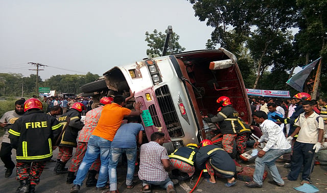 গাছের সঙ্গে ধাক্কা খেয়ে সাউদিয়া পরিবহনের এই বাসটি উল্টে যায়। এতে নিহত হন তিন যাত্রী। ঢাকা-আরিচা মহাসড়ক, ঘিওর, মানিকগঞ্জ, ১৫ মে। ছবি:  ছবি আব্দুল মোমিন