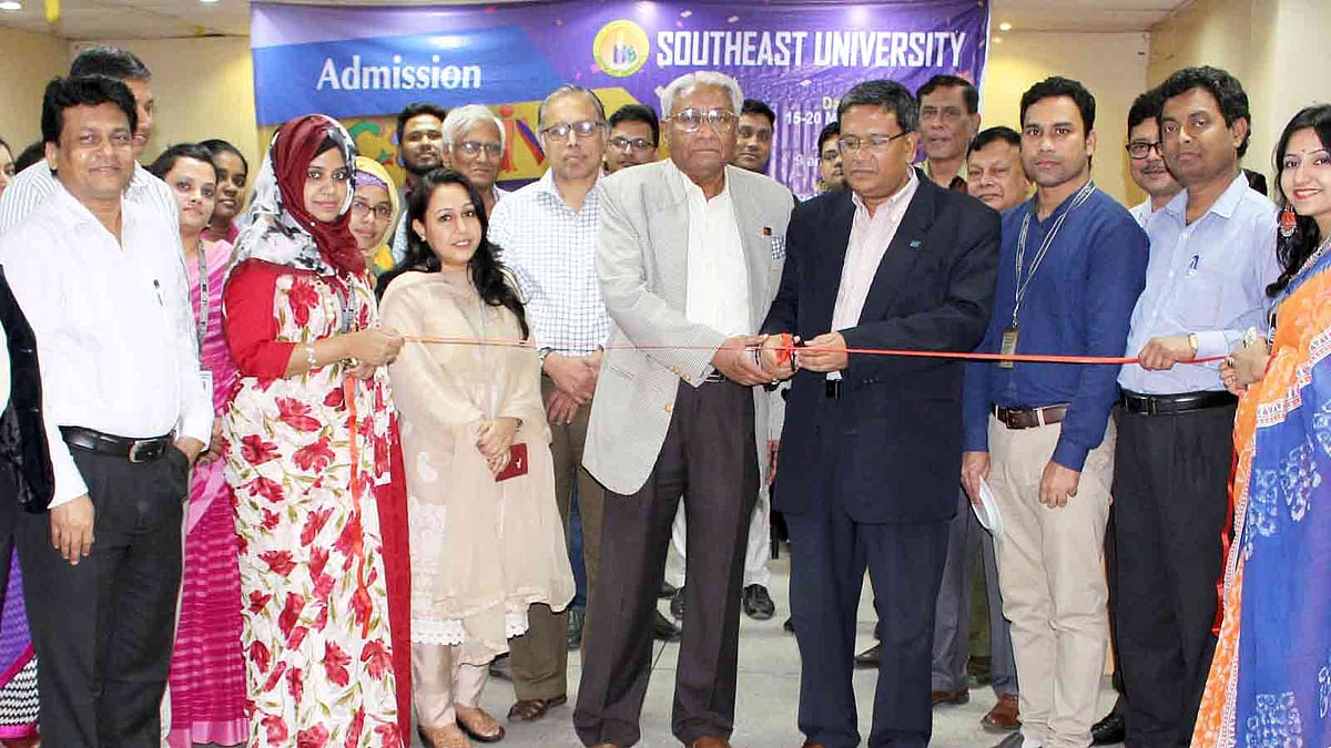 সাউথইষ্ট বিশ্ববিদ্যালয়ে ছয় দিন ব্যাপী ভর্তি মেলার উদ্বোধন করছেন বিশ্ববিদ্যালয়ের উপাচার্য অধ্যাপক ড. এ এন এম মেশকাত উদ্দীন। ছবি: বিজ্ঞপ্তি