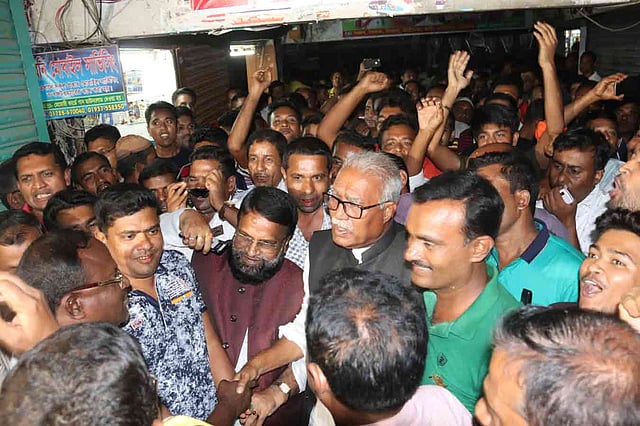 খুলনা সিটি করপোরেশন নির্বাচনের আনুষ্ঠানিকভাবে ফল এখনো ঘোষণা হয়নি। মঙ্গলবার সন্ধ্যা সাড়ে সাতটায় আওয়ামী লীগের প্রার্থী তালুকদার আবদুল খালেক স্থানীয় আওয়ামী লীগের কার্যালয়ে এলে কর্মী-সমর্থকেরা উল্লাস করছেন। খুলনা, ১৫ মে রাত ৮টা। ছবি সাদ্দাম হোসেন