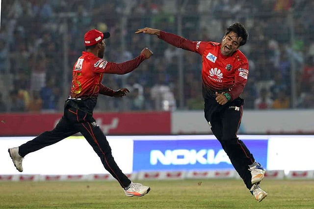 বিপিএলের সৌজন্যে রশিদ খানকে বেশ চেনা বাংলাদেশের খেলোয়াড়দের। ছবি: প্রথম আলো
