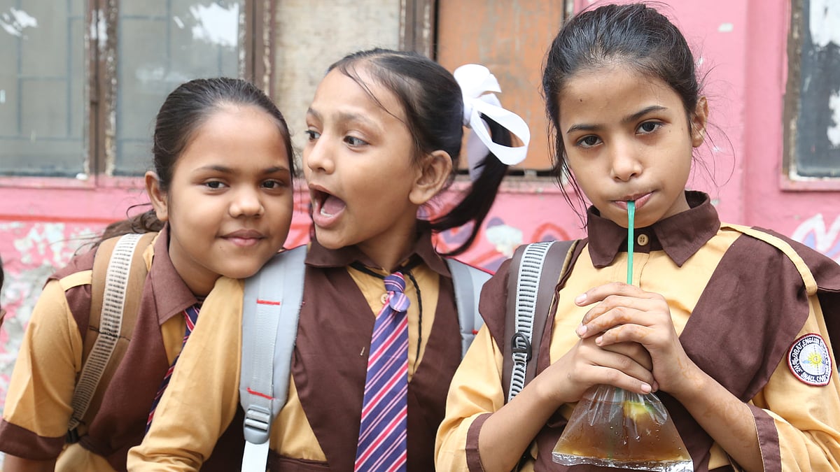 স্কুল ছুটির পর শরবত খাচ্ছে শিক্ষার্থীরা। কয়েক দিন বেশ গরম পড়েছে নগরে। তাজমহল রোড, মোহাম্মদপুর, ঢাকা, ১৪ মে। ছবি: সাবরিনা ইয়াসমীন