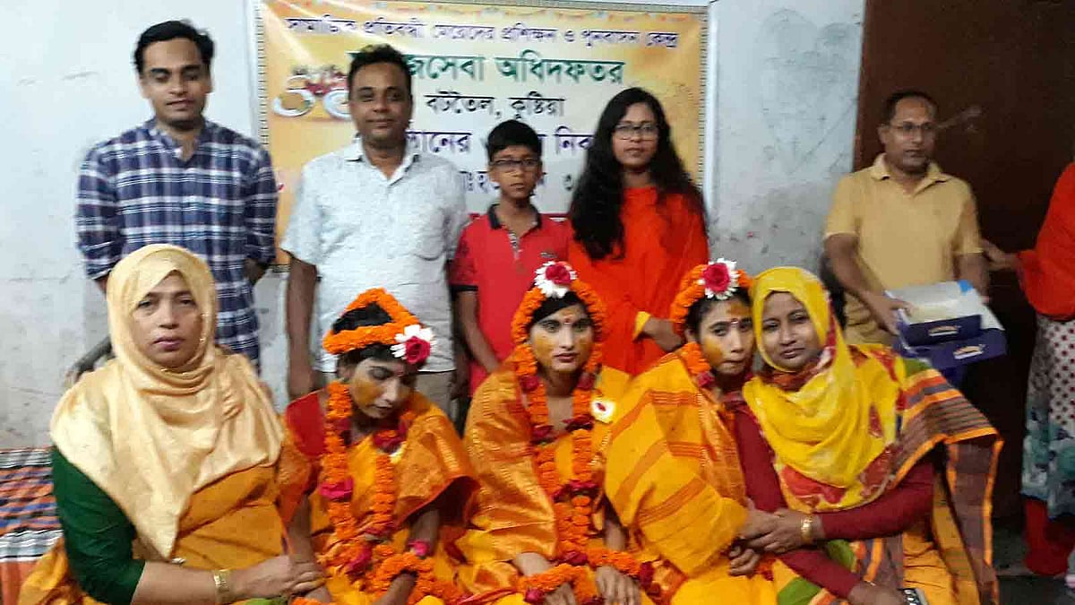 তিন কন্যার বিয়ে। গত রোববার হয় তাঁদের গায়েহলুদ অনুষ্ঠান। সমাজসেবা অধিদপ্তর, কুষ্টিয়া। ছবি: সংগৃহীত