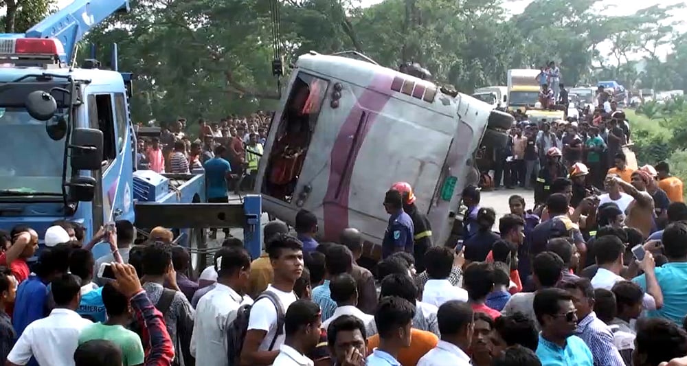 গাছের সঙ্গে ধাক্কা খেয়ে সাউদিয়া পরিবহনের এই বাসটি উল্টে যায়। এতে নিহত হন তিন যাত্রী। ঢাকা-আরিচা মহাসড়ক, ঘিওর, মানিকগঞ্জ, ১৫ মে। ছবি:  ছবি আব্দুল মোমিন