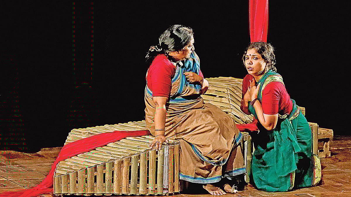 নতুন নাট্যদল হৃৎমঞ্চের নতুন নাটক ‘রুধির রঙ্গিণী’র উদ্বোধনী মঞ্চায়নের একটি দৃশ্য। গতকাল শিল্পকলা একাডেমির জাতীয় নাট্যশালায়। ছবি: প্রথম আলো