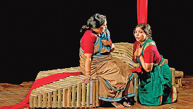 নতুন নাট্যদল হৃৎমঞ্চের নতুন নাটক ‘রুধির রঙ্গিণী’র উদ্বোধনী মঞ্চায়নের একটি দৃশ্য। গতকাল শিল্পকলা একাডেমির জাতীয় নাট্যশালায়। ছবি: প্রথম আলো