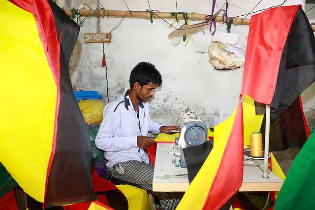 তৈরি হচ্ছে জার্মানির পতাকা।