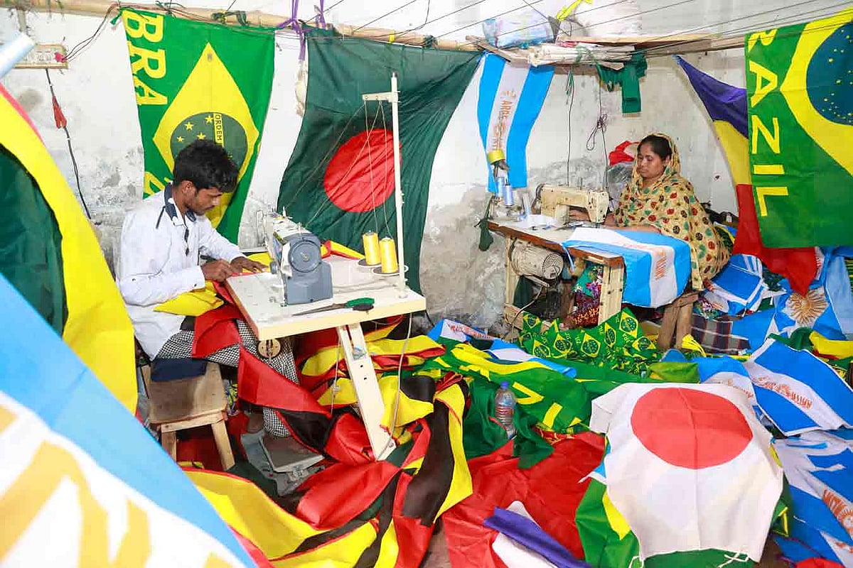 দিনরাত পতাকা তৈরি হচ্ছে কারখানাগুলোতে। বনেদি ফুটবল দলগুলোর পতাকার চাহিদাই বেশি বলে জানিয়েছেন ব্যবসায়ীরা।
