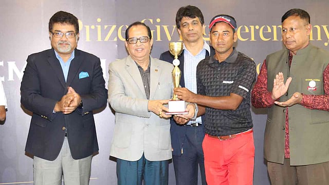 বিজয়ীদের হাতে পুরস্কার তুলে দিচ্ছেন অতিথিরা। জেমকন প্রফেশনাল গলফ টুর্নামেন্ট-১৮, কুর্মিটোলা গলফ ক্লাব, ঢাকা। ছবি: সৌজন্যে