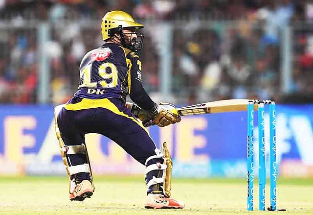 দলকে জিতিয়ে ফিরেছেন কলকাতা অধিনায়ক দিনেশ কার্তিক। ছবি: এএফপি