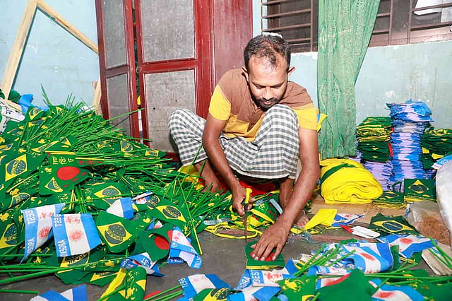 ছোট ছোট পতাকার চাহিদা থাকে বছরজুড়েই।