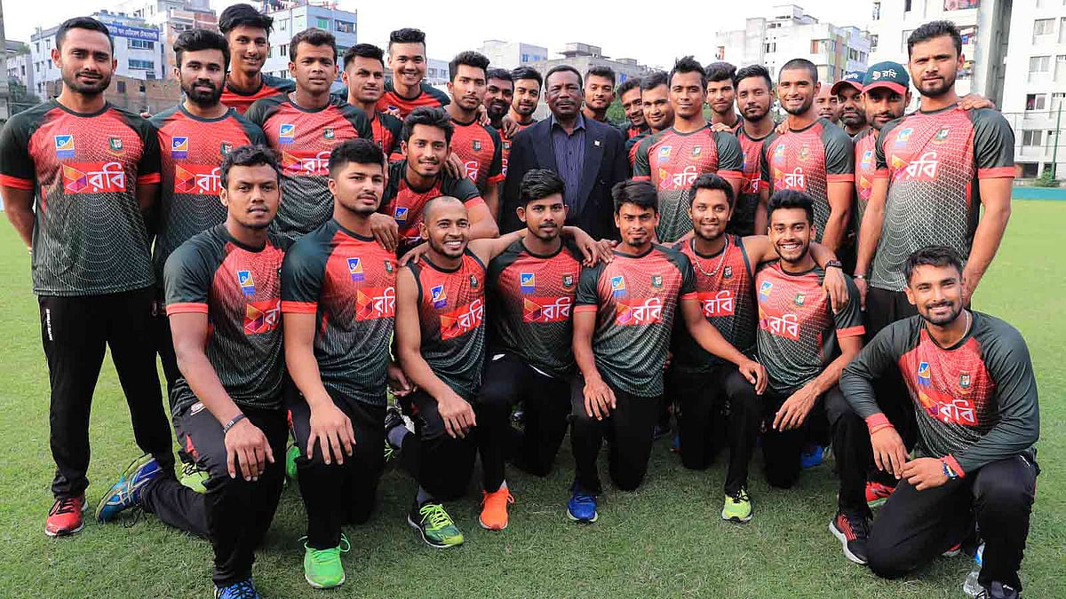 তিনি এ দেশের ক্রিকেটের বাঁকবদলের কান্ডারি। দেশকে নিয়ে গেছেন বিশ্বকাপে। দুই যুগ পর নিজের পুরোনো কাজের ক্ষেত্রে ফিরে আড্ডা দিলেন এখন পর্যন্ত বাংলাদেশের সবচেয়ে সফল ক্রিকেট প্রজন্মের সঙ্গে। মাশরাফিদের সঙ্গে গর্ডন গ্রিনিজের এই ছবিটি বাঁধিয়ে রাখার মতোই। ছবি: শামসুল হক