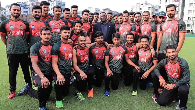 তিনি এ দেশের ক্রিকেটের বাঁকবদলের কান্ডারি। দেশকে নিয়ে গেছেন বিশ্বকাপে। দুই যুগ পর নিজের পুরোনো কাজের ক্ষেত্রে ফিরে আড্ডা দিলেন এখন পর্যন্ত বাংলাদেশের সবচেয়ে সফল ক্রিকেট প্রজন্মের সঙ্গে। মাশরাফিদের সঙ্গে গর্ডন গ্রিনিজের এই ছবিটি বাঁধিয়ে রাখার মতোই। ছবি: শামসুল হক
