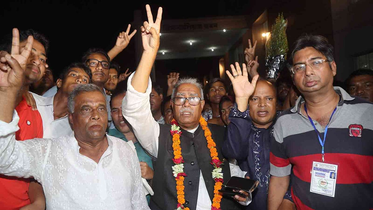 খুলনা সিটি করপোরেশন নির্বাচনের ফল ঘোষণার পর বিজয়সূচক চিহ্ন দেখাচ্ছেন আওয়ামী লীগের প্রার্থী তালুকদার আবদুল খালেক।  ছবি: সাজিদ হোসেন।  আরও ছবি: পৃষ্ঠা ৩