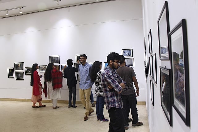 আলোকচিত্র ও পোস্টার প্রদর্শনী দেখছেন দর্শনার্থীরা। ছবি: প্রথম আলো