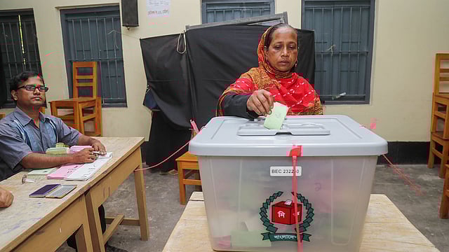 খুলনা সিটি নির্বাচনে ভোট। গতকাল প্রাইমারি টিচার্স ট্রেনিং কলেজ কেন্দ্রে।  প্রথম আলো