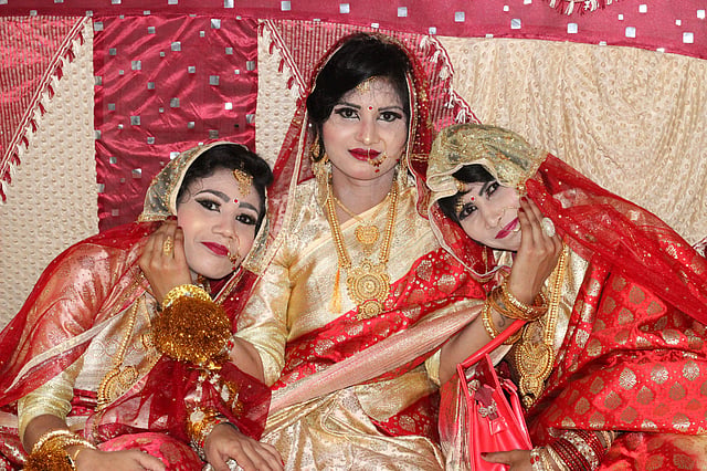 মাঝখানে কনে হাওয়া খাতুন, হাওয়ার ডানে ইতি খাতুন, বাঁয়ে উরুফা খাতুন। বুধবার এই তিন কন্যার বিয়ে সম্পন্ন হয়। ছবি: প্রথম আলো