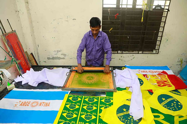 আর্জেন্টিনা ও ব্রাজিলের পতাকা প্রিন্ট করা হচ্ছে।