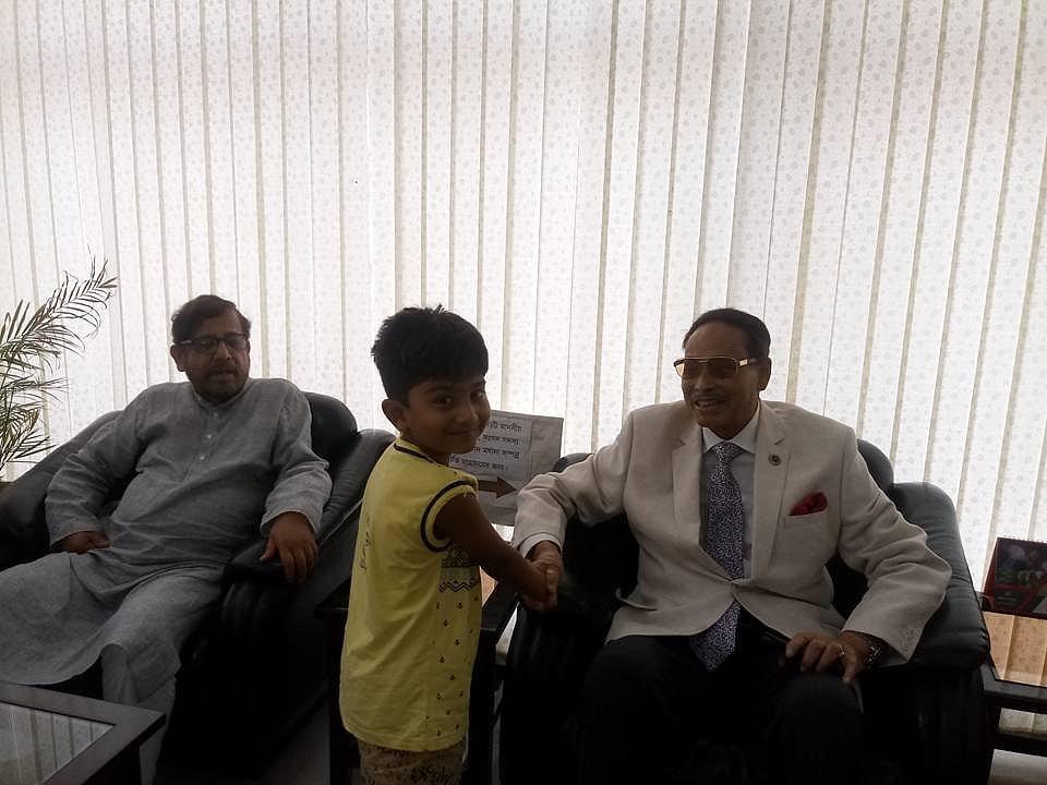 নীলফামারীর সৈয়দপুর বিমানবন্দরের ভিআাইপি লাউঞ্জে সাবেক রাষ্ট্রপতি হুসেইন মুহম্মদ এরশাদের সঙ্গে হঠাৎ দেখা হয় সংস্কৃতিমন্ত্রী আসাদুজ্জামান নূরের। ছবি: প্রথম আলো