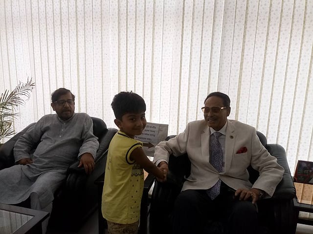 নীলফামারীর সৈয়দপুর বিমানবন্দরের ভিআাইপি লাউঞ্জে সাবেক রাষ্ট্রপতি হুসেইন মুহম্মদ এরশাদের সঙ্গে হঠাৎ দেখা হয় সংস্কৃতিমন্ত্রী আসাদুজ্জামান নূরের। ছবি: প্রথম আলো