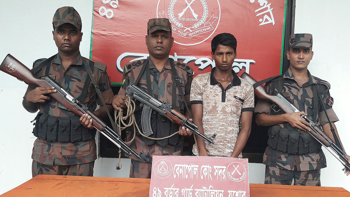 হুন্ডির ছয় লাখ ভারতীয় রুপিসহ এক হুন্ডি পাচারকারীকে আটক করেছে বর্ডার গার্ড বাংলাদেশ (বিজিবি)। বেনাপোল, যশোর, ১৬ মে। ছবি: মাসুদ আলম