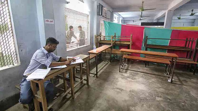 ভোটকেন্দ্রে কাজ করছেন আওয়ামী লীগের একজন পোলিং এজেন্ট। তবে কেন্দ্রে ছিল না অন্য কোনো দলের পোলিং এজেন্ট। এইচ আর এইচ প্রিন্স আগাখান মাধ্যমিক বিদ্যালয়, খুলনা, ১৫ মে। ছবি: সাইফুল ইসলাম