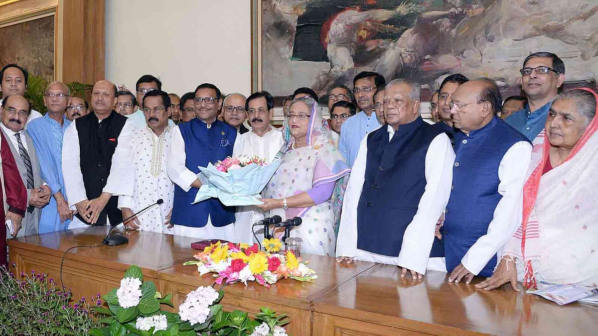 শেখ হাসিনার স্বদেশ প্রত্যাবর্তন দিবসে বৃহস্পতিবার সকালে প্রধানমন্ত্রীর সরকারি বাসভবন গণভবনে আওয়ামী লীগের নেতারা তাঁকে শুভেচ্ছা জানান। ছবি: পিআইডির সৌজন্যে