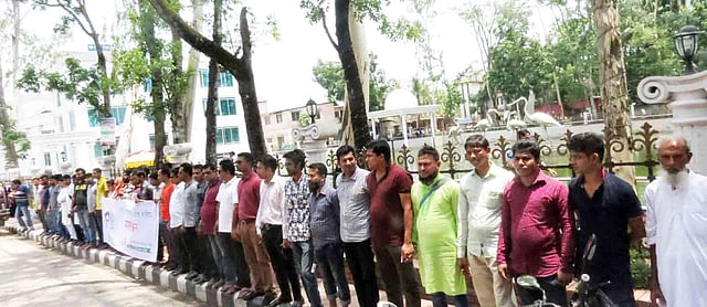 অ্যাসিড-সন্ত্রাসের বিরুদ্ধে মানববন্ধন ও প্রতিবাদ সভার আয়োজন করে প্রথম আলো সহায়ক তহবিল ও বন্ধুসভা। প্রেসক্লাব, ভোলা, ১৭ মে। ছবি: নেয়ামত উল্লাহ