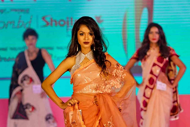 পোশাকে রং ও নকশায় ছিল বৈচিত্র্য।