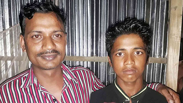 শ্রীদামের বাড়িতে জাহাঙ্গীর। বুধবার সন্ধ্যায় তোলা। ছবি: কল্যাণ প্রসূন