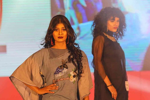 ফতুয়ার সঙ্গে ছিল বিভিন্ন নকশার সালোয়ার-কামিজ।
