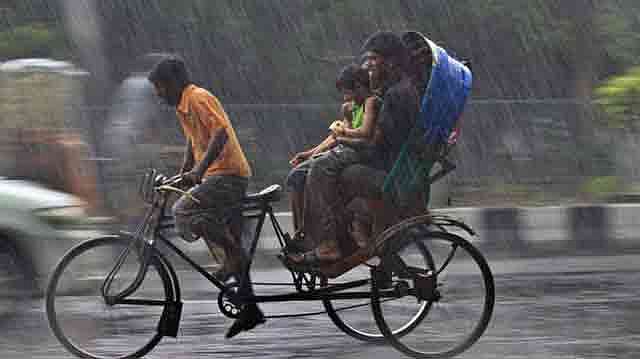 এবার রমজান মাসের শুরু থেকে বৃষ্টির সম্ভাবনা রয়েছে। ফাইল ছবি