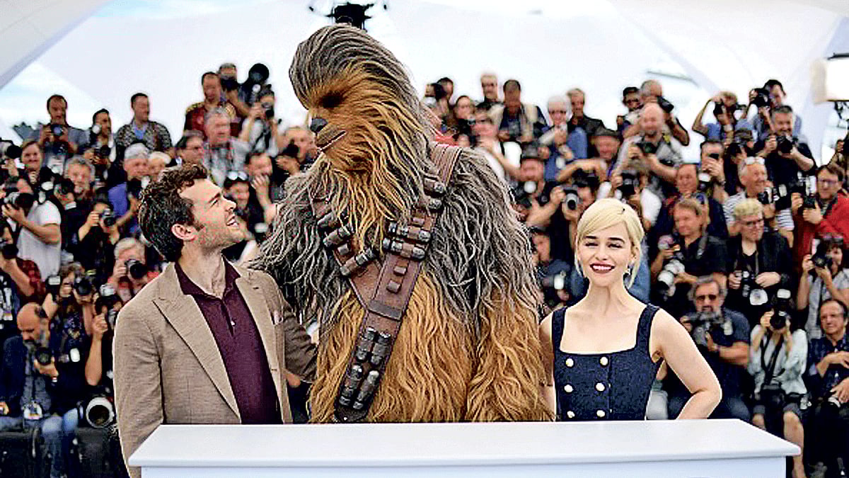 কানের আনুষ্ঠানিক ফটোকলে সোলো: আ স্টার ওয়ারস স্টোরি ছবির ‘হান সোলো’ অলডেন এরেনরাইক, ‘বনমানুষ চিউবাকা’ জোনাস সুতামো ও ‘কিরা’ এমিলিয়া ক্লার্ক। ছবি: সংগৃহীত