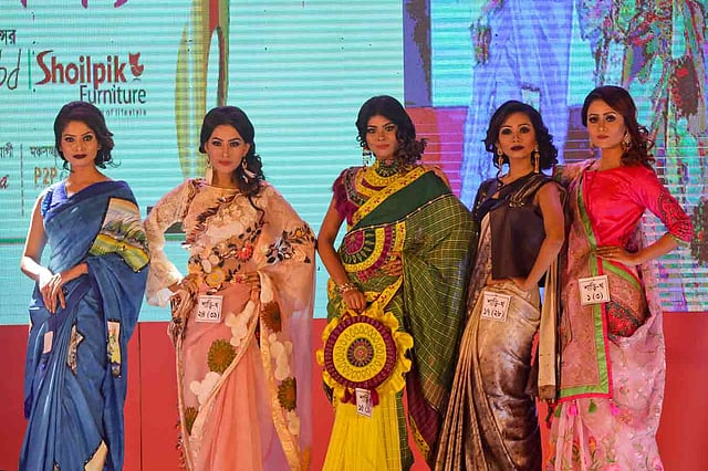 প্রতিযোগিতায় নতুন ডিজাইনারদের নকশায় তৈরি হরেক রকমের শাড়ি পরে ক্যাটওয়াক করেন মডেলরা।