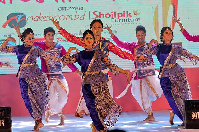 অনুষ্ঠানে নৃত্য পরিবেশন করছেন স্থানীয় শিল্পীরা।
