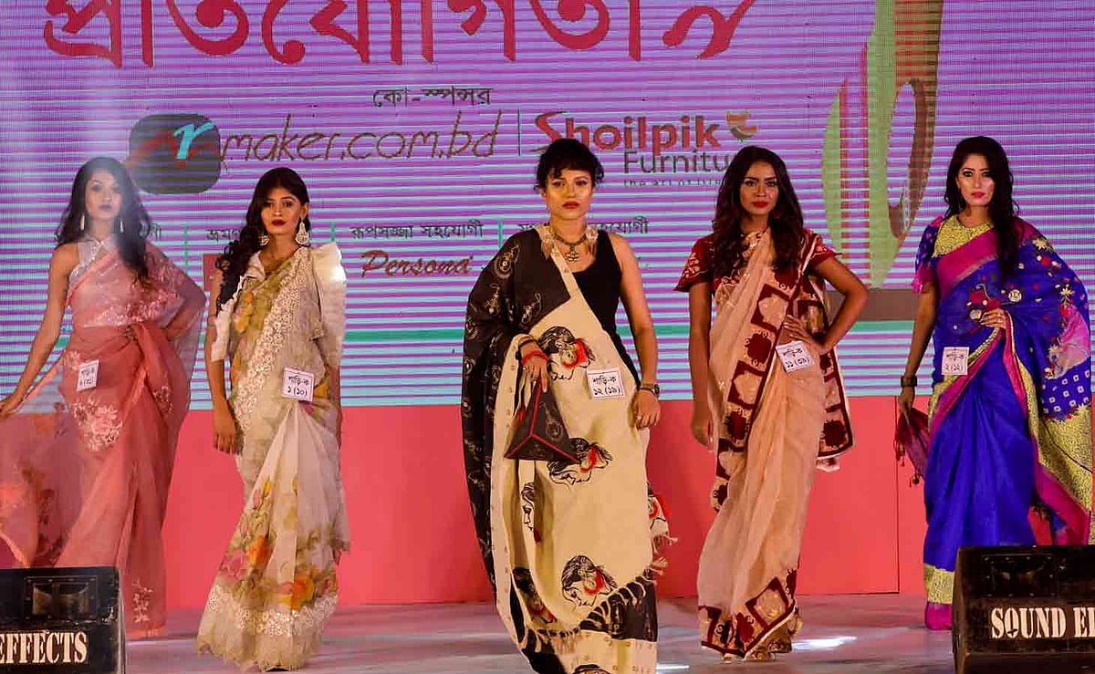 শাড়ির রং ও নকশায় ছিল বৈচিত্র্য।