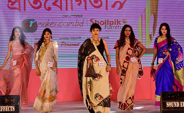 শাড়ির রং ও নকশায় ছিল বৈচিত্র্য।