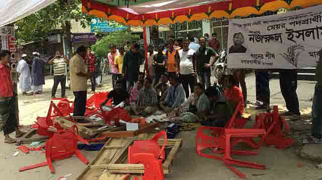 খুলনার ২৪ নম্বর ওয়ার্ডে সোনাপোতা স্কুল কেন্দ্রে নারী ভোটকেন্দ্রের সামনে বিএনপির প্রার্থীর নির্বাচনী ক্যাম্প ভেঙে দিয়েছে দুর্বৃত্তরা। ছবি: প্রথম আলো
