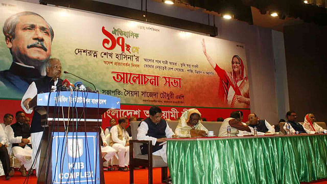 শেখ হাসিনার স্বদেশ প্রত্যাবর্তন দিবস উপলক্ষে কৃষিবিদ ইনস্টিটিউশন মিলনায়তনে আওয়ামী লীগ আয়োজিত আলোচনা সভায় বক্তব্য দেন আমির হোসেন আমু। ঢাকা, ১৭ মে। ছবি: ফোকাস বাংলা