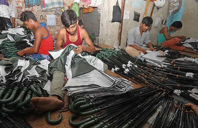 এই বৃষ্টি, এই রোদ। ছাতা বিক্রির ধুম পড়েছে বাজারে। ব্যস্ত সময় কাটাচ্ছেন ছাতা তৈরির শ্রমিকেরা। টেরিবাজার, চট্টগ্রাম ১৮ মে। ছবি: জুয়েল শীল