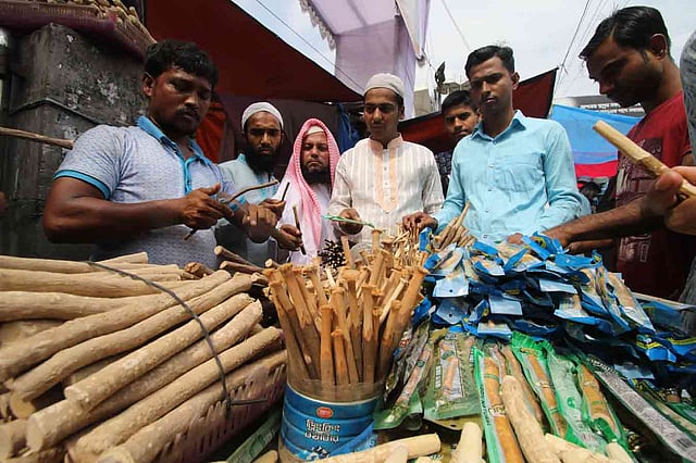 পবিত্র রমজানে সিয়াম সাধনার প্রস্তুতির অংশ হিসেবে প্রয়োজনীয় সামগ্রী কিনে নিচ্ছেন মুসল্লিরা। জুমার নামাজের পরের চিত্র। বায়তুল মোকাররম মসজিদ এলাকা, ঢাকা, ১৮ মে। ছবি: আবদুস সালাম