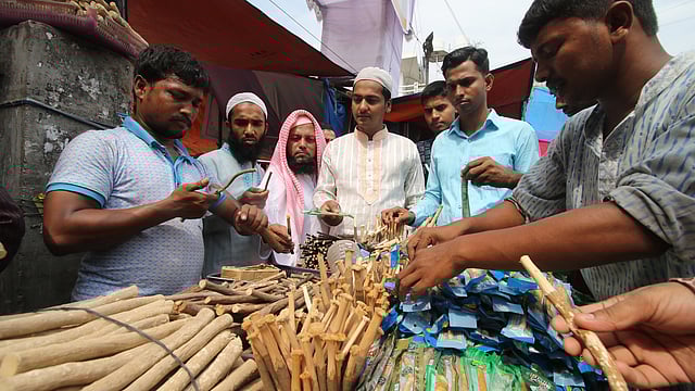 দেশি-বিদেশি মেসওয়াক কিনতে ভিড় করেছেন মুসল্লিরা।